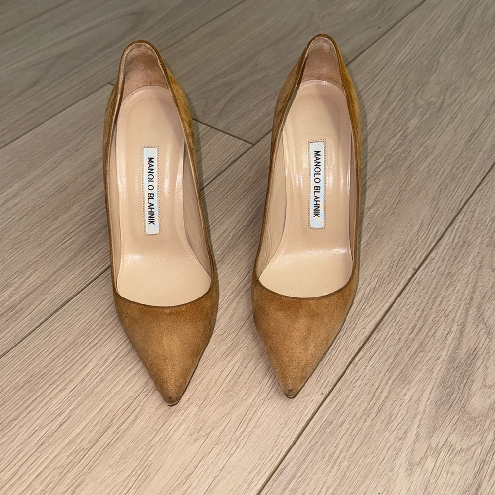 MANOLO BLAHNIK brown suede pointy pumps